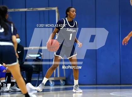 Thumbnail 1 in Sierra Canyon vs. Windward photogallery.