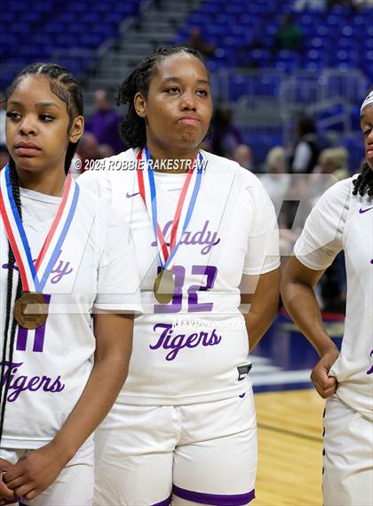 Thumbnail 1 in Lincoln vs. La Vega (UIL Basketball 4A Semifinal Medal Ceremony) photogallery.