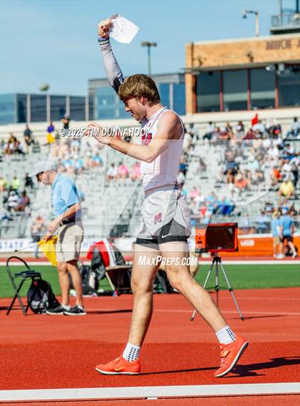 Thumbnail 2 in UIL 6A Boys Track & Field Finals photogallery.