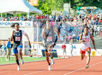 Thumbnail 2 in UIL 6A Boys Track & Field Finals photogallery.