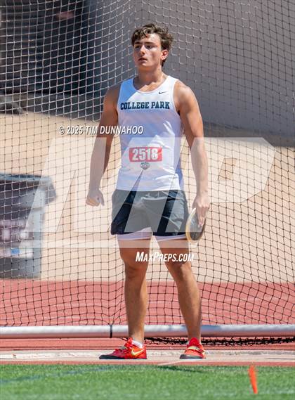 Thumbnail 2 in UIL 6A Boys Track & Field Finals photogallery.