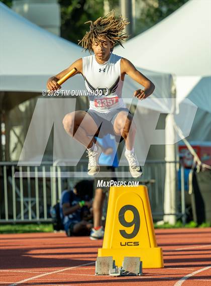 Thumbnail 3 in UIL 6A Boys Track & Field Finals photogallery.