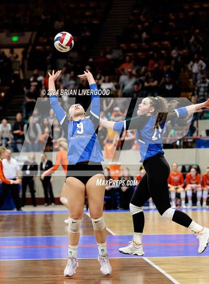 Thumbnail 3 in Platte Valley vs. Village (CHSAA 3A Final) photogallery.