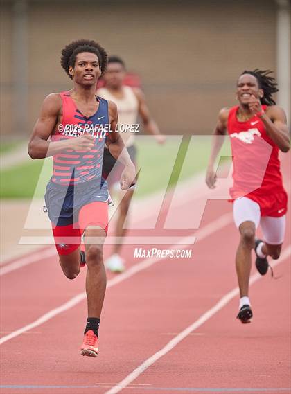 Thumbnail 1 in UIL 6A Track & Field District Finals (400M) photogallery.