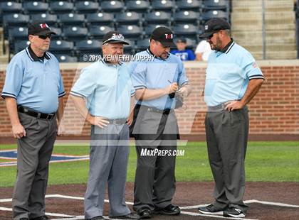 Thumbnail 1 in Corsicana vs. Lone Star Game 3 (UIL 5A Regional Semifinal) photogallery.