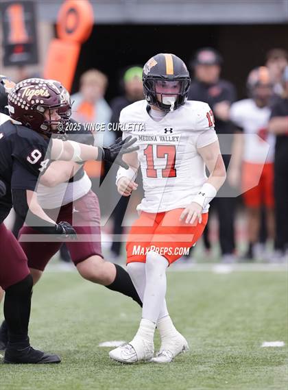 Thumbnail 2 in Dripping Springs @ Medina Valley (UIL 6A D2 Football Regional Playoff) photogallery.