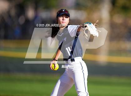 Thumbnail 2 in Elizabeth vs. Air Academy (CHSAA 4A First Round) photogallery.