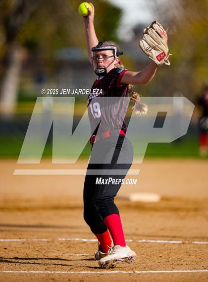 Thumbnail 2 in Elizabeth vs. Air Academy (CHSAA 4A First Round) photogallery.