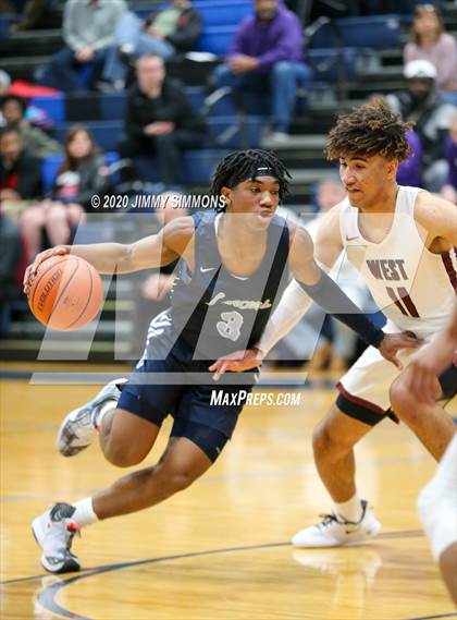 Thumbnail 2 in Belleville West @ Belleville East (IHSA 4A Regional Semifinal) photogallery.