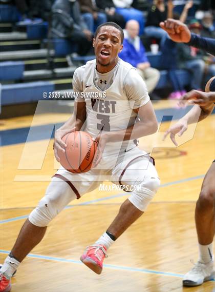 Thumbnail 3 in Belleville West @ Belleville East (IHSA 4A Regional Semifinal) photogallery.