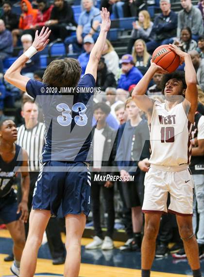 Thumbnail 3 in Belleville West @ Belleville East (IHSA 4A Regional Semifinal) photogallery.