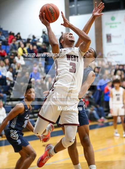 Thumbnail 2 in Belleville West @ Belleville East (IHSA 4A Regional Semifinal) photogallery.
