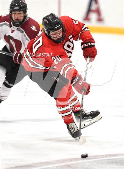 Thumbnail 1 in St. Paul's vs. Loomis (Avon Christmas Classic 7th Place) photogallery.