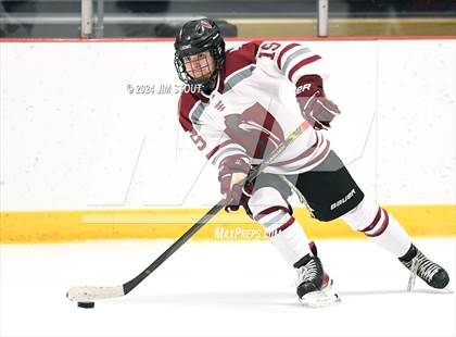 Thumbnail 1 in St. Paul's vs. Loomis (Avon Christmas Classic 7th Place) photogallery.