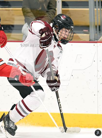 Thumbnail 1 in St. Paul's vs. Loomis (Avon Christmas Classic 7th Place) photogallery.