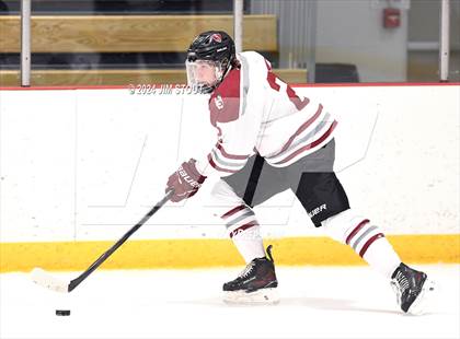 Thumbnail 1 in St. Paul's vs. Loomis (Avon Christmas Classic 7th Place) photogallery.