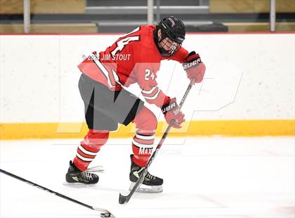 Thumbnail 3 in St. Paul's vs. Loomis (Avon Christmas Classic 7th Place) photogallery.