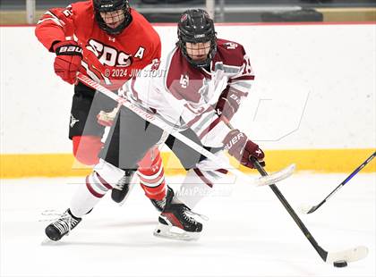Thumbnail 1 in St. Paul's vs. Loomis (Avon Christmas Classic 7th Place) photogallery.