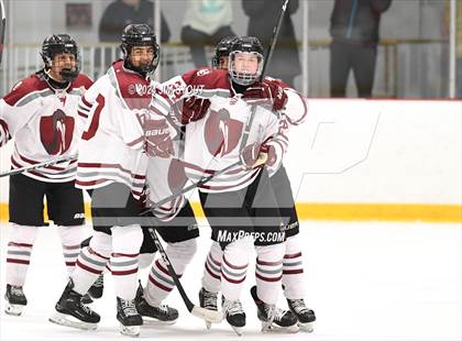 Thumbnail 3 in St. Paul's vs. Loomis (Avon Christmas Classic 7th Place) photogallery.
