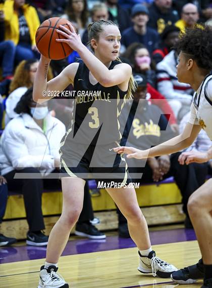 Thumbnail 2 in Fort Wayne Snider vs Noblesville (IHSAA Regional Championship Playoff) photogallery.