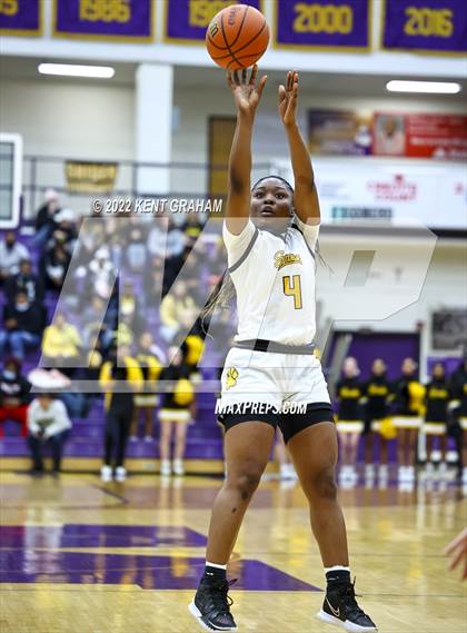 Thumbnail 1 in Fort Wayne Snider vs Noblesville (IHSAA Regional Championship Playoff) photogallery.