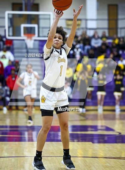 Thumbnail 1 in Fort Wayne Snider vs Noblesville (IHSAA Regional Championship Playoff) photogallery.