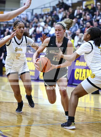 Thumbnail 2 in Fort Wayne Snider vs Noblesville (IHSAA Regional Championship Playoff) photogallery.