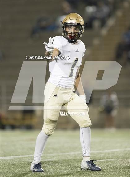 Thumbnail 2 in Bonita Vista vs. Mater Dei Catholic photogallery.