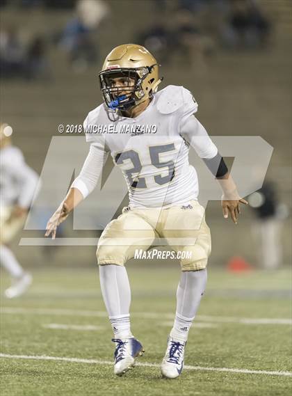 Thumbnail 2 in Bonita Vista vs. Mater Dei Catholic photogallery.