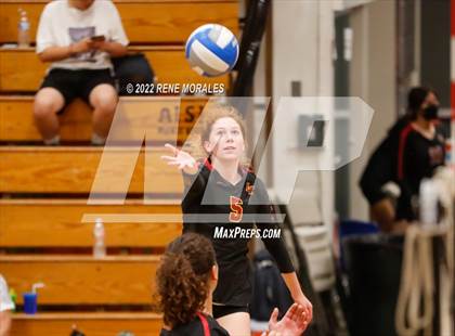 Thumbnail 2 in La Salle vs La Canada photogallery.