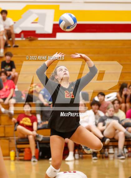 Thumbnail 1 in La Salle vs La Canada photogallery.