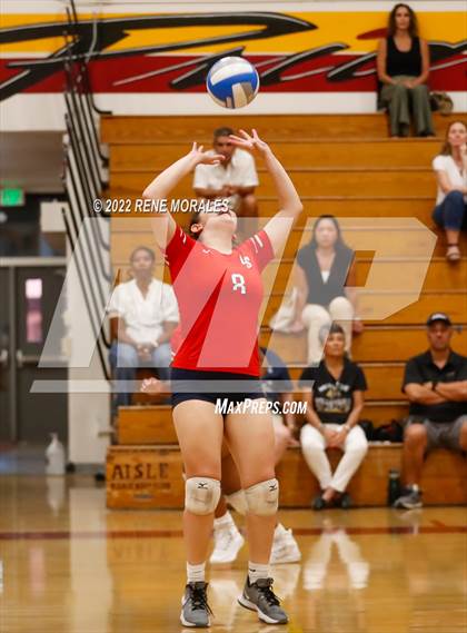 Thumbnail 3 in La Salle vs La Canada photogallery.