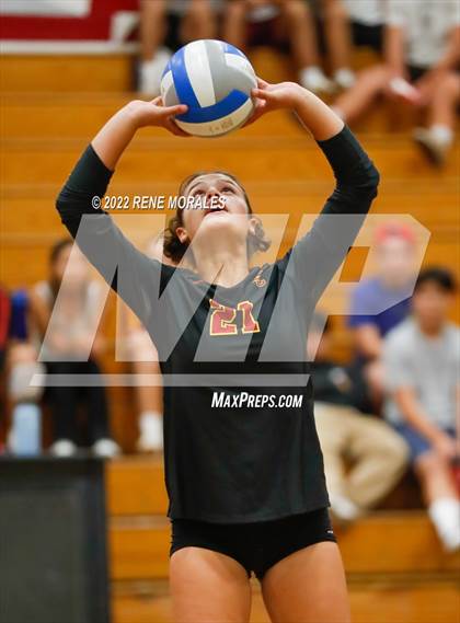 Thumbnail 2 in La Salle vs La Canada photogallery.