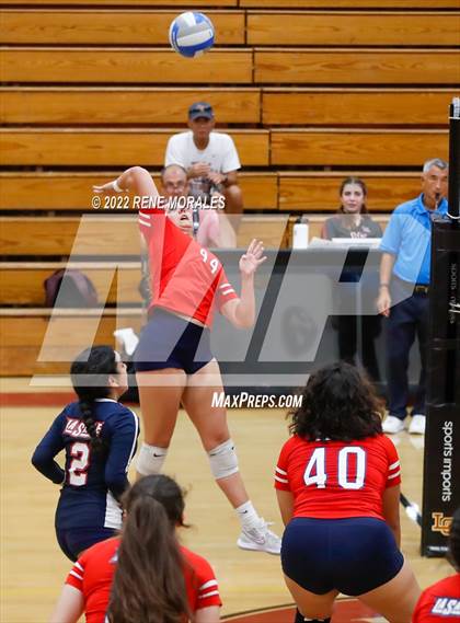 Thumbnail 3 in La Salle vs La Canada photogallery.
