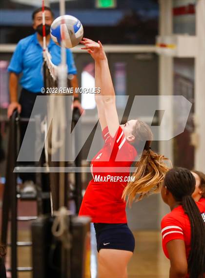 Thumbnail 1 in La Salle vs La Canada photogallery.
