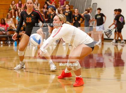 Thumbnail 1 in La Salle vs La Canada photogallery.