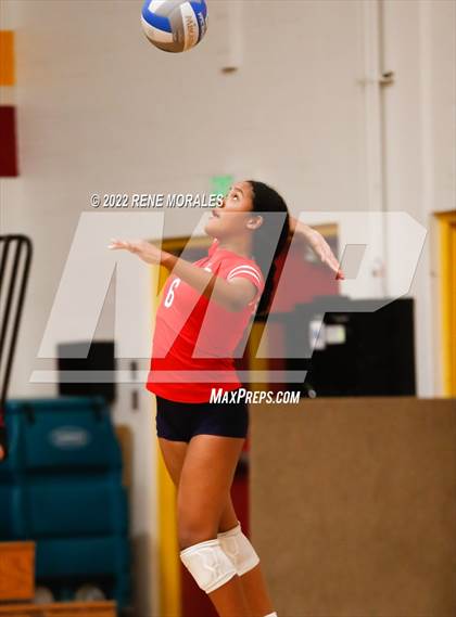 Thumbnail 1 in La Salle vs La Canada photogallery.