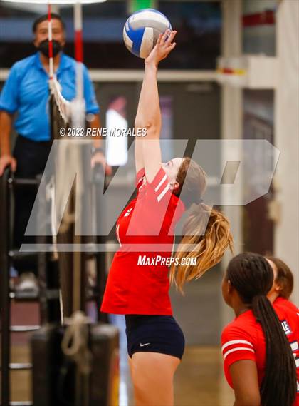 Thumbnail 3 in La Salle vs La Canada photogallery.