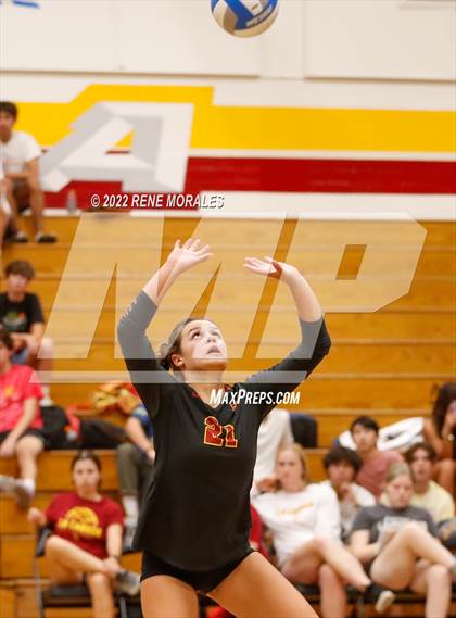 Thumbnail 3 in La Salle vs La Canada photogallery.