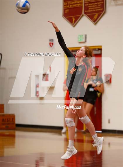 Thumbnail 3 in La Salle vs La Canada photogallery.