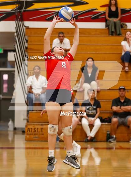 Thumbnail 1 in La Salle vs La Canada photogallery.