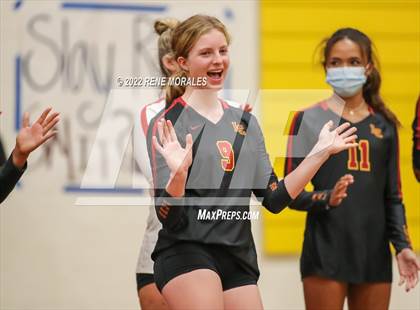 Thumbnail 1 in La Salle vs La Canada photogallery.