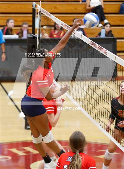 Thumbnail 2 in La Salle vs La Canada photogallery.