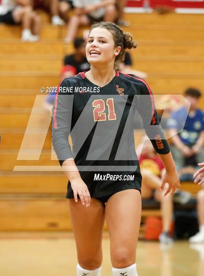 Thumbnail 3 in La Salle vs La Canada photogallery.