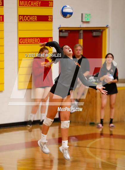 Thumbnail 3 in La Salle vs La Canada photogallery.