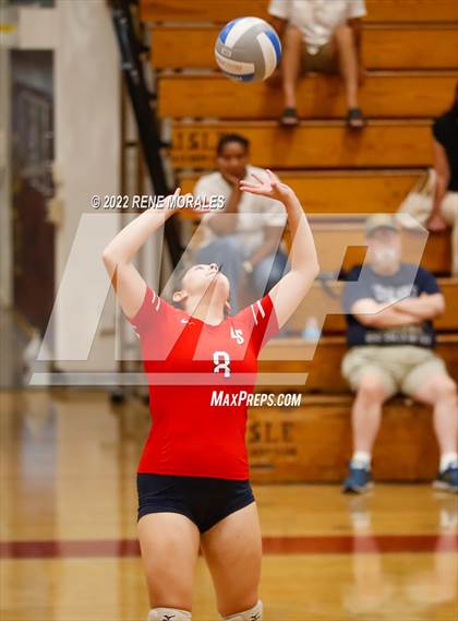 Thumbnail 3 in La Salle vs La Canada photogallery.