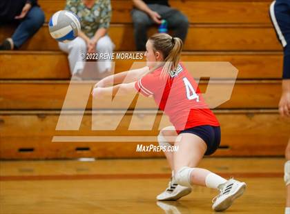 Thumbnail 3 in La Salle vs La Canada photogallery.