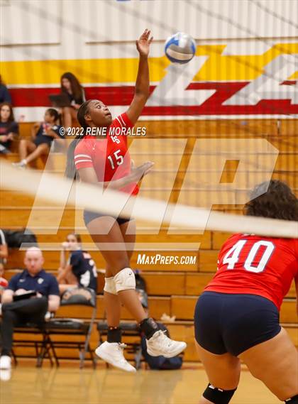Thumbnail 2 in La Salle vs La Canada photogallery.