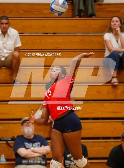 Thumbnail 1 in La Salle vs La Canada photogallery.