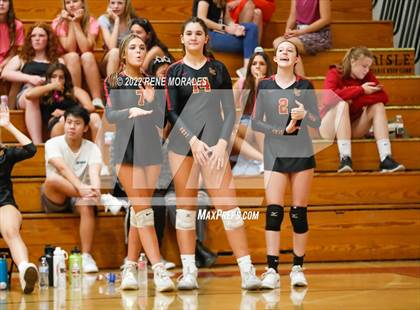 Thumbnail 3 in La Salle vs La Canada photogallery.